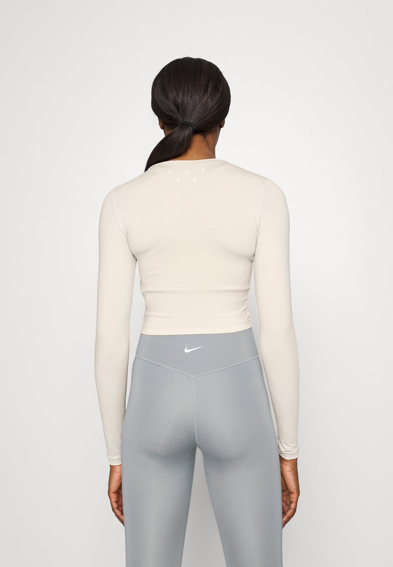 Damen Sportbekleidung | Casall CROP LONG SLEEVE Langarmshirt light sand/sand - PG52826 Damen Sportbekleidung | Casall CROP LONG SLEEVE Langarmshirt light sand/sand - PG52826