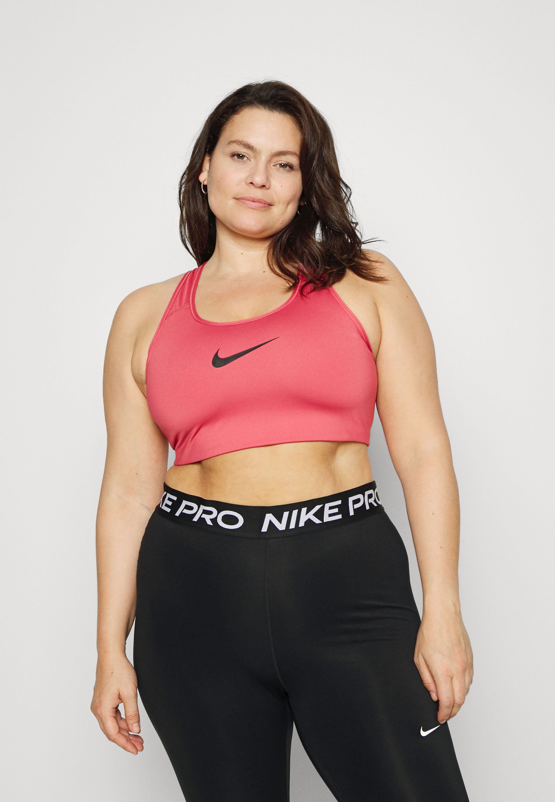 Nike Performance NIKE SPORT-BH MIT MITTLEREM HALT OHNE POLSTER (GROSSE  GRÖSSE) - Medium support sports bra - archaeo pink/black/pink - Zalando .co.uk