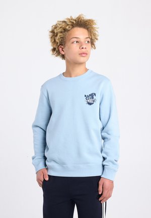 Sudadera azul clara con puños y dobladillo acanalados, que presenta un diseño gráfico azul marino de un cuenco con el texto "RAMEN CLUB" en el pecho izquierdo.