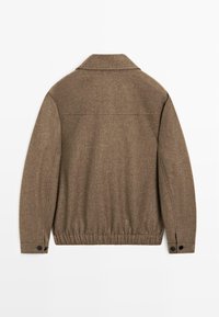 Bruine jas van een wolmengsel met een kraag, ontspannen pasvorm, elastische tailleband en manchetten met knopen. Gestructureerde stof met een subtiel patroon.