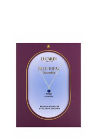 Zilveren ketting met een blauwe topaas hanger, gezet in premium roestvrij staal, verpakt in een paarse doos met gouden accenten.