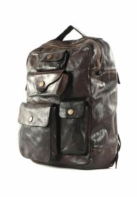 Zaino in pelle marrone con finitura texturizzata, dotato di cinque tasche esterne, manico superiore e chiusura con zip.
