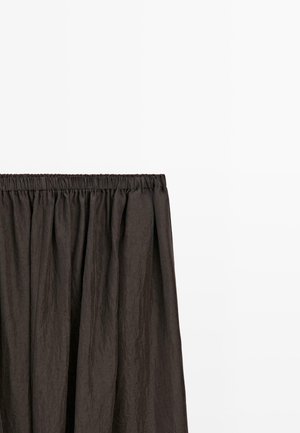 Sort krøllet stofnederdel med elastisk talje, vist fladt mod en hvid baggrund.