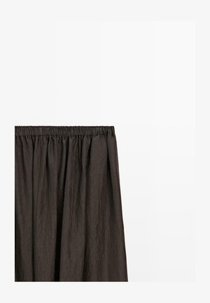 Sort krøllet stofnederdel med elastisk talje, vist fladt mod en hvid baggrund.