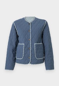 Μπλε σκούρο μπουφάν με διάτρητα μοτίβα σε σχήμα ρόμβου, στρογγυλή λαιμόκοψη, καφέ κουμπιά, δύο εμπρόσθιες τσέπες και καρό περιθώριο κατά μήκος των άκρων.