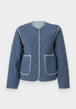 Polsterēta tumši zila jaka ar rombu rakstiem, apaļu kakla izgriezumu, brūnām pogām, divām priekšējām kabatām un rūtainu apdari gar malām.