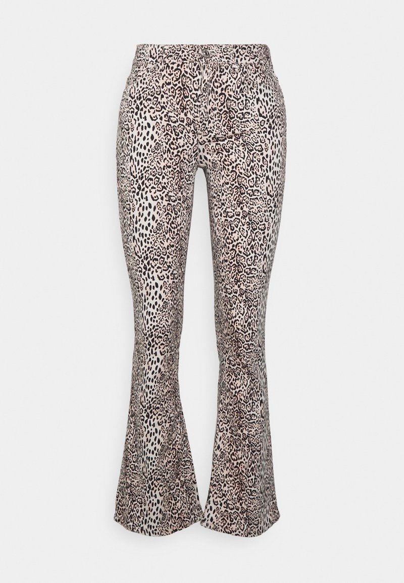 Calças à boca de sino com padrão de leopardo em tons de bege e preto, apresentando uma textura suave e um design ajustado, com uma ligeira abertura na bainha.