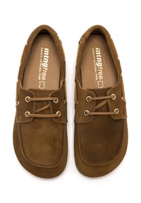 Zapatos náuticos de ante marrón con punta redondeada, cordones decorativos y detalles en hardware de tono dorado. La plantilla incluye texto con la marca.