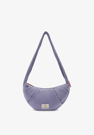 Fliederfarbene Cordtasche aus Cord in Halbmondform mit langem Riemen und rotem Reißverschlussanhänger, mit kleinem Markenetikett vorne.