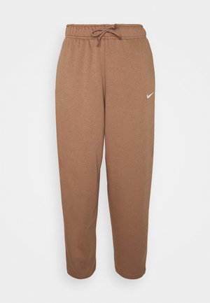 Brązowe spodnie dresowe Nike z elastycznym pasem i sznurkiem, z białym logo Nike na lewej uda.