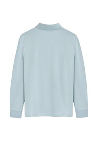 Ljusblå långärmad polo skjorta med krage, som har en mjuk textur och en rak nederkant, utan synliga knäppningar eller mönster.