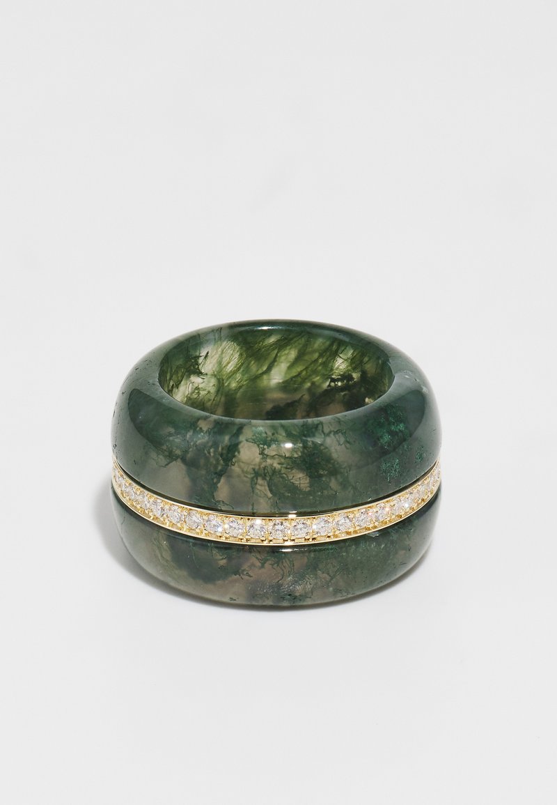 Inel din rășină verde cu o finisare lucioasă, având o bandă orizontală din aur, împodobită cu pietre clare în jurul centrului. Design chunky, rotunjit.