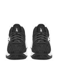 Mustad sportjalatsid valgete detailidega, ülemine osa võrgust, tekstureeritud kangas, tasased paelad ja mustrilise kummist tallaga, vaadatuna eest.