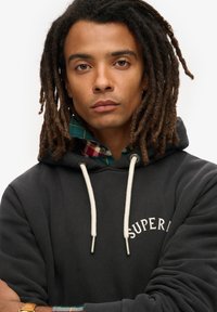 Superdry & Co TATTOO GRAPHIC - Jersey con capucha - black