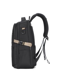 Zaino nero realizzato in tessuto resistente, con spallacci imbottiti, scomparti con cerniera e un accento in fibbia color beige, progettato per comfort e utilità.