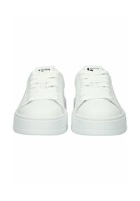 Pari valkoisia matalavartisia nahkatennareita, joissa paksut pohjat ja valkoiset nauhat, kielen päällä "BLCKSTN"-merkintä, etunäkymä.