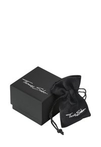 Scatola per gioielli nera con una finitura opaca liscia, caratterizzata da un logo bianco. Accompagnata da un sacchetto con cordoncino nero abbinato.