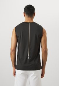 Juoda be rankovių sportinė marškinė su vertikaliu šviesios spalvos juostele ir "BOSS" logotipu ant nugaros; glotni tekstūra, prigludusi konstrukcija.