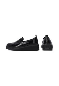 Černé lakované kožené slip-on boty s robustní texturovanou podešví, zdobené páskem a logem na zadní straně.