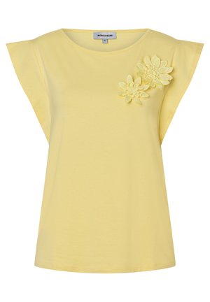 Geel bloesje met korte mouwen, brede schuine mouwen en twee getextureerde bloemapplicaties op de bovenste linkerborst.