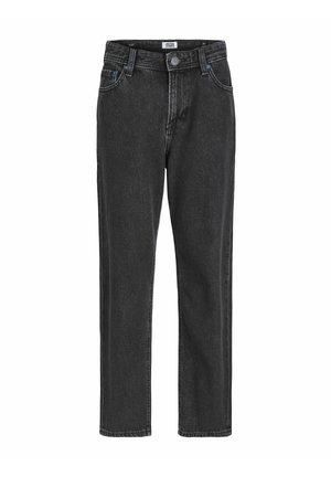 Person trägt eine marineblaue Jack & Jones Kapuzenjacke, lockere dunkelgraue Jeans und schwarz-weiße Sneakers und steht vor einem schlichten hellen Hintergrund.