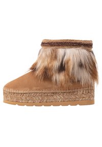 Brun mocka stövel som når ankeln, med flätad rep-sula och flerfärgad päls runt kragen.