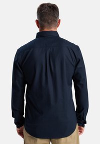 Marineblauwe langegemouwen overhemd met een button-down kraag, een rechte zoom en manchetten met één knoop, gemaakt van gladde katoen.