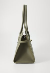 Olivgrüne Handtasche mit einer strukturierten, dreieckigen Form, glattem Kunstledermaterial, zwei langen Tragegriffen und goldenen Hardware-Akzenten.