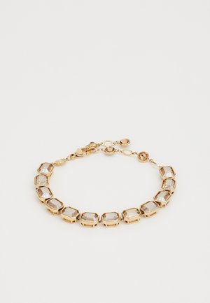 Guldtonet armbånd med fasetterede, hexagonale klare sten. Justerbar længde med en lås og ekstra accentsten.