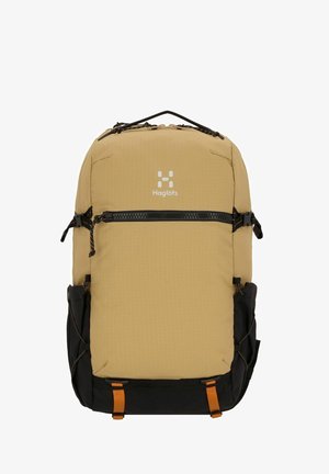 Sac à dos gris et noir avec une surface texturée, comportant une poche zippée à l'avant, des poches latérales et des accents orange. Logo affiché à l'avant.