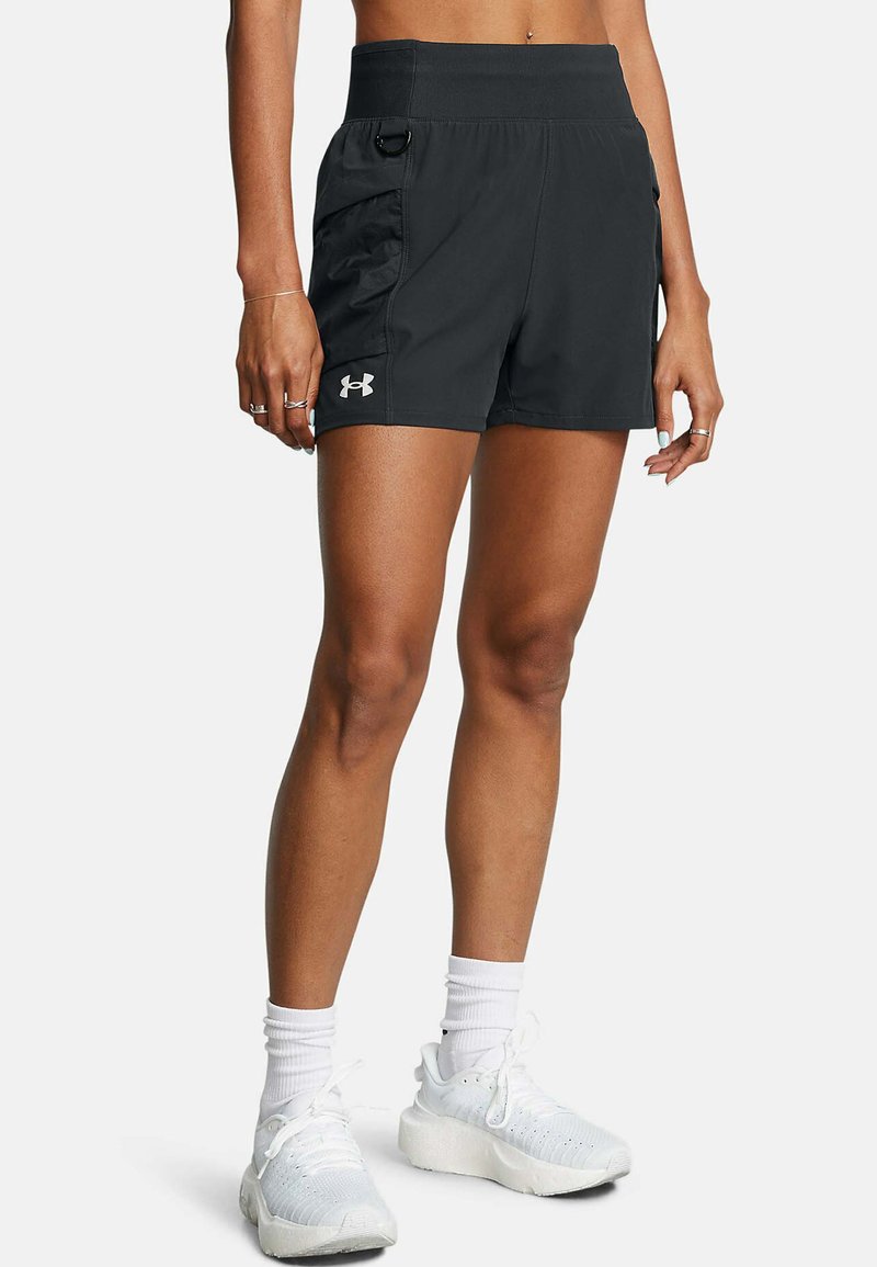 Pantalones cortos deportivos negros hechos de tela ligera. Presentan una cintura alta, bolsillos laterales y un pequeño detalle de logo en la pierna.