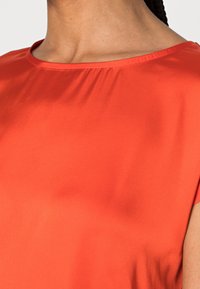 More & More Blusa - red