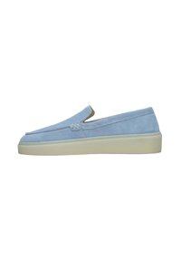 Niebieskie zamszowe buty wsuwane z okrągłym czubkiem, z niską platformą i minimalnymi detalami szycia. Gładka tekstura cholewki.