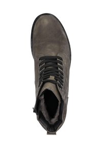 Botín de cuero gris hasta el tobillo con cordones negros, cremallera lateral y forro suave. Presenta una puntera redondeada y detalles de costura sutiles.