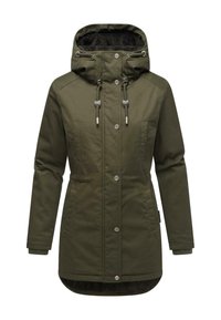 Parka imperméable vert olive avec capuche, cordons réglables, deux poches avant et une doublure douce et texturée. Se ferme avec des boutons-pression.