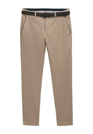 Beige Slim-Fit-Hosen mit Fronttaschen und schwarzem Gürtel, auf einem weißen Hintergrund präsentiert.