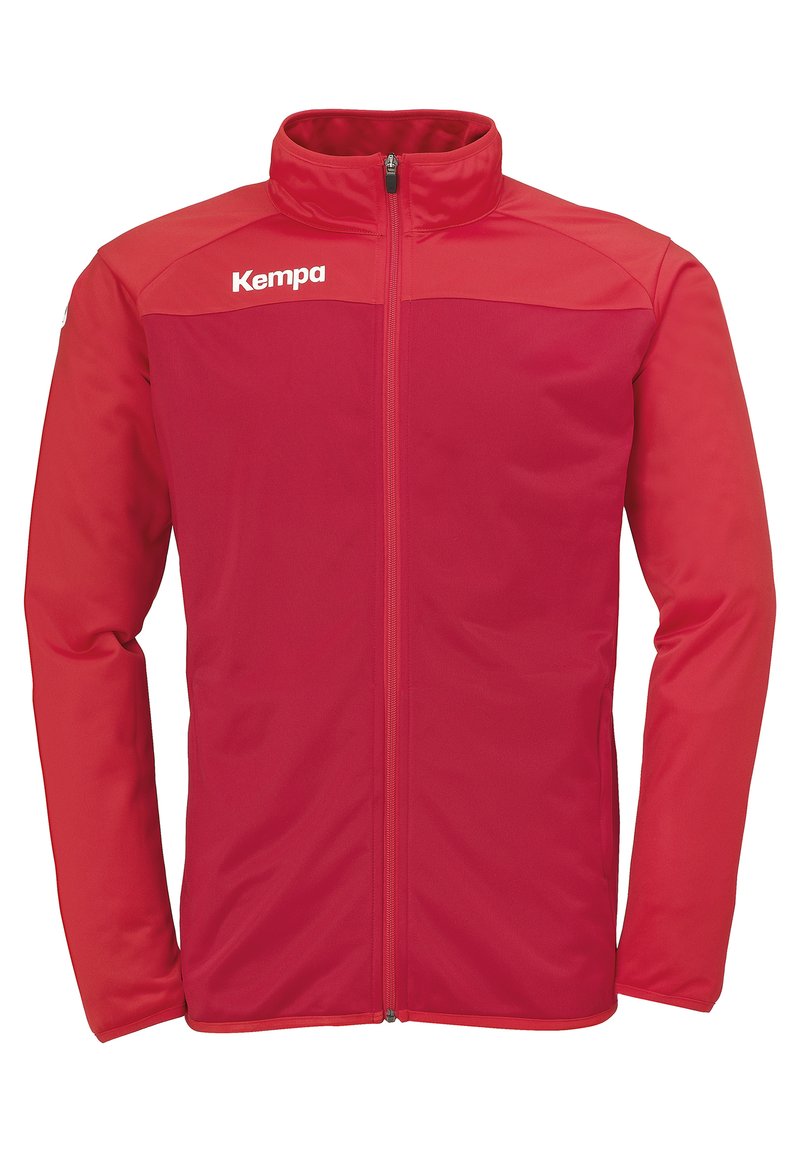 Rød jakke fra Kempa, med høj krave, fuld lynlås og en glat tekstur. Logo på venstre bryst og farveblokdesign.