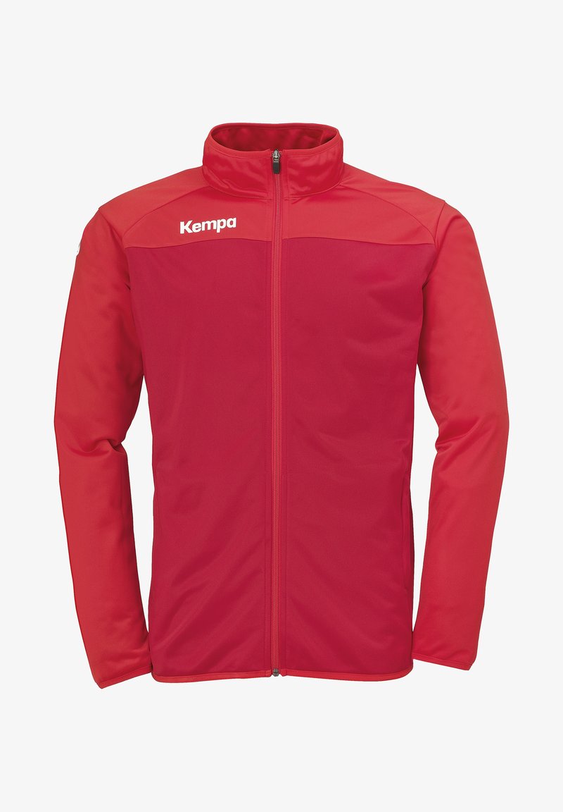Rød jakke fra Kempa, med høj krave, fuld lynlås og en glat tekstur. Logo på venstre bryst og farveblokdesign.