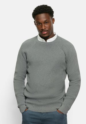 Helles graues, strukturiertes Sweatshirt mit gerippten Bündchen und Saum, getragen über einem weißen Hemd mit Kragen. Gerade geschnitten mit lockerer Passform und Rundhalsausschnitt.