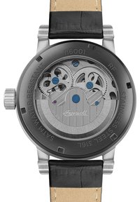 Roestvrijstalen horloge met een transparante achterkant die ingewikkelde mechanieken onthult. Zwarte leren band, met een bruine onderkant en blauwe accenten. Waterbestendig.