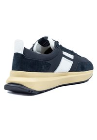 Marineblaue Wildleder- und Mesh-Sneaker mit weißen Akzenten, einer strukturierten Sohle und einer voluminösen beigen Zwischensohle. Verfügt über eine Ziehschlaufe an der Ferse.