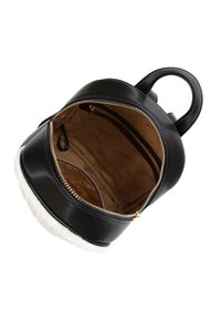 Černý kožený batoh se zlatým zipem, se světlým vnitřkem a měkkým bílým dnem. Obsahuje vnitřní kapsu a podšívku s potiskem loga.