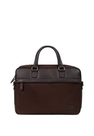 Mallette marron avec poignées et garniture en cuir foncé, poche zippée à l'avant et forme rectangulaire.