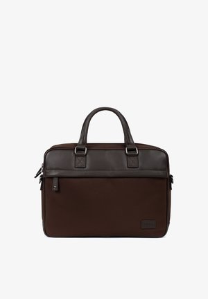 Mallette marron avec poignées et garniture en cuir foncé, poche zippée à l'avant et forme rectangulaire.