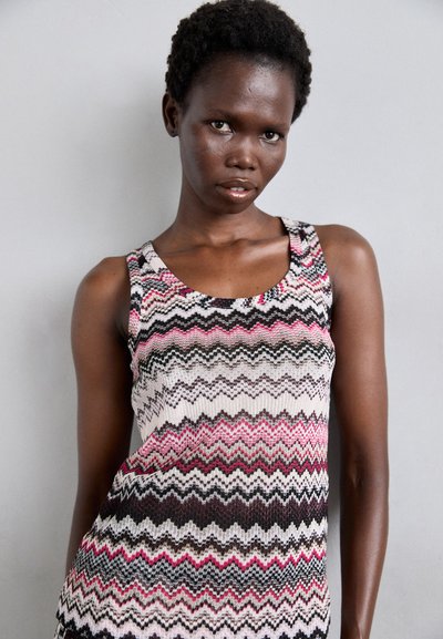 Top senza maniche in maglia con motivo a zigzag in tonalità di rosa, nero e crema, caratterizzato da una texture a coste e scollatura tonda.