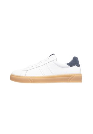Zapatilla de piel blanca con suela de goma beige, acento en ante azul marino en el talón y un diseño clásico de cordones, con rayas laterales para detalle.