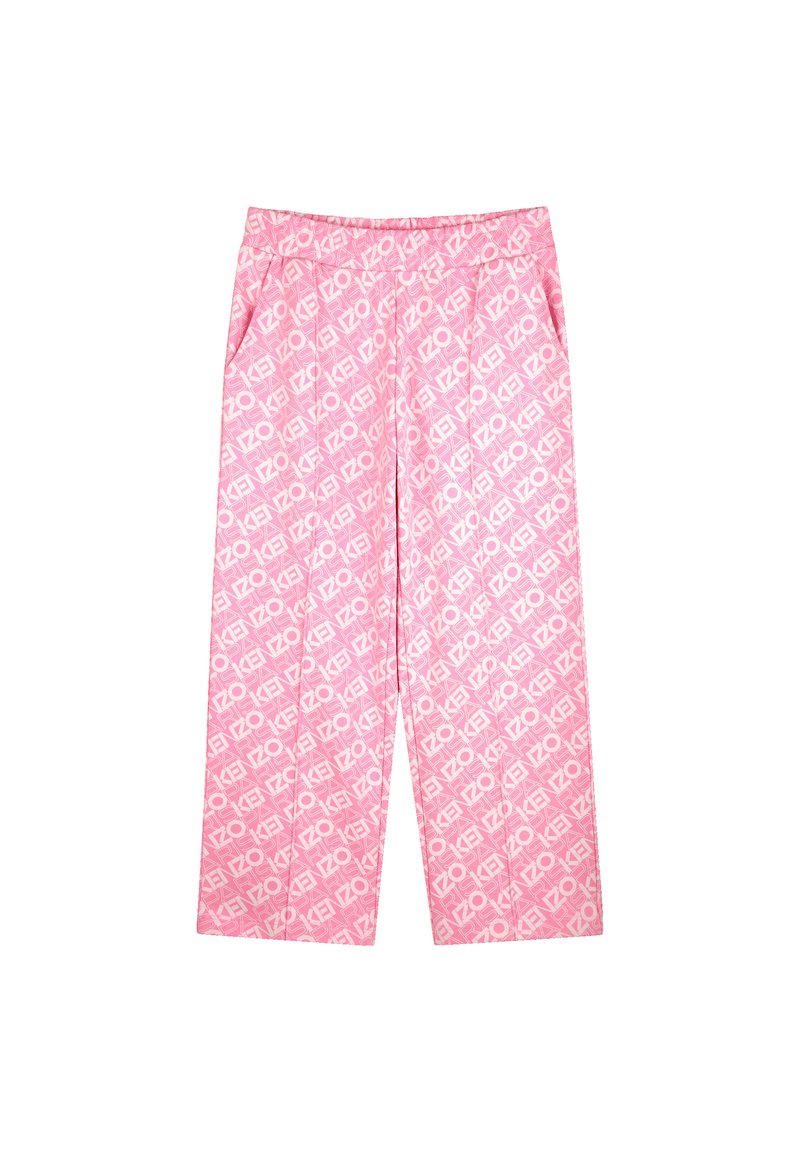 Pantalons larges roses présentant un motif logo blanc répété, avec une texture de tissu lisse et deux poches latérales.
