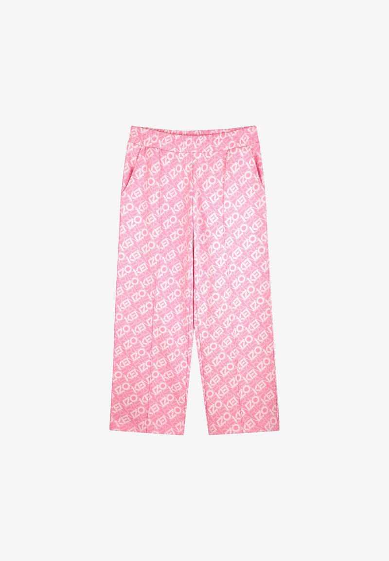 Pantalons larges roses présentant un motif logo blanc répété, avec une texture de tissu lisse et deux poches latérales.