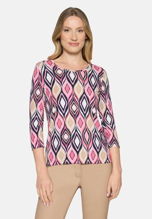 Haut multicolore à manches longues avec un motif losange en rose, marine et crème, doté d'un col rond et de manches ajustées.