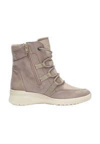 Bota de mujer en ante y cuero taupe claro. Cuenta con cierre de cremallera, diseño con cordones y suela de goma texturizada para mayor tracción.